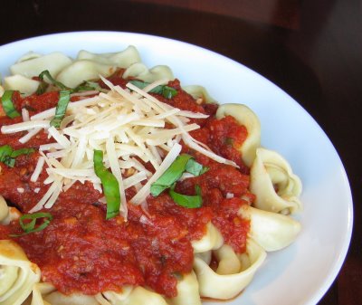 http://www.constantinosmarket.com/wp-content/uploads/2012/10/tortellini-marinara.jpg